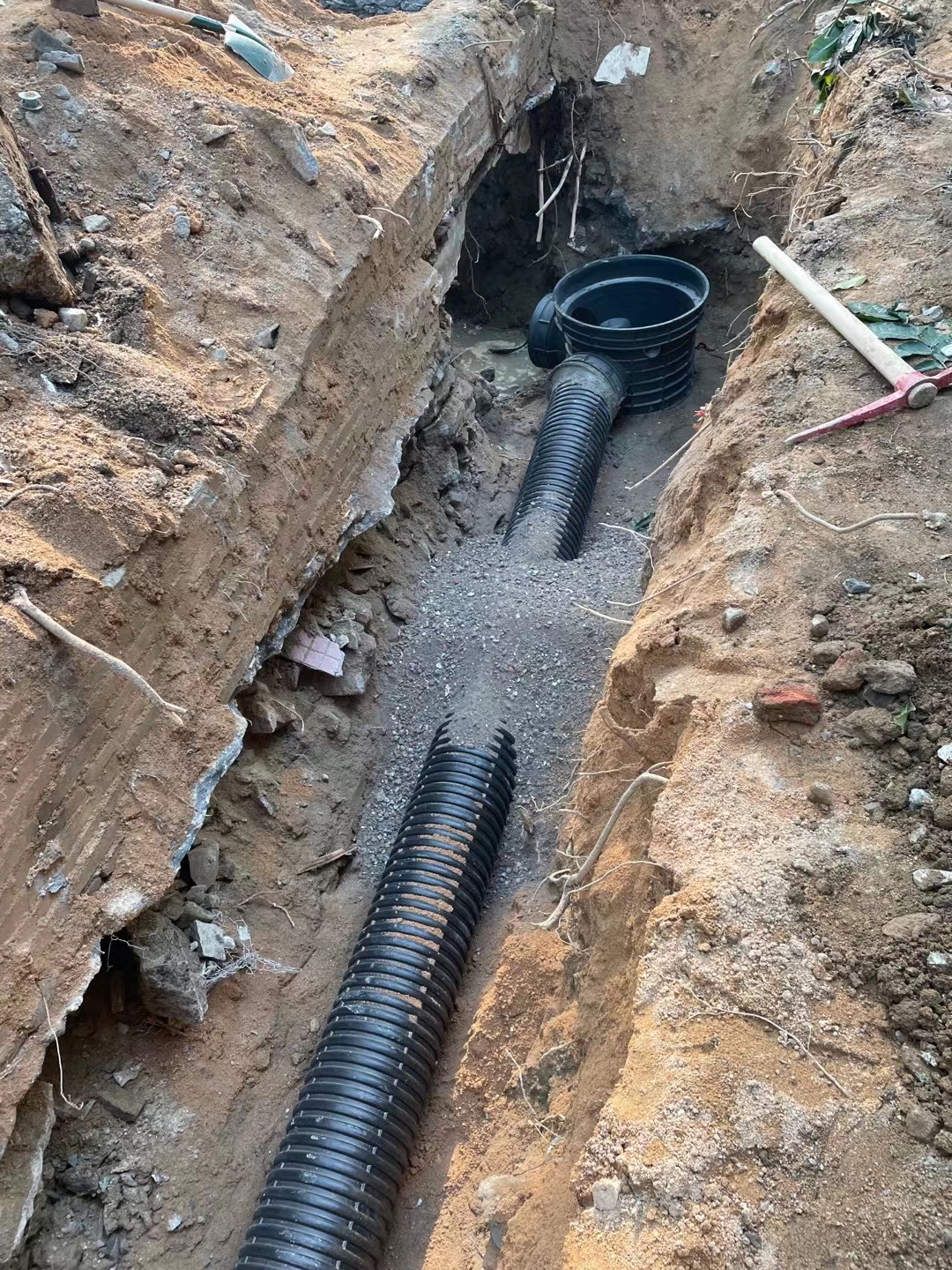 开挖安装排水管道
